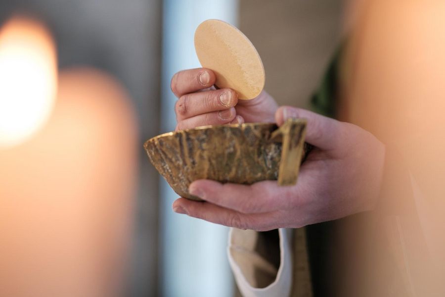 Hostie, Schale und Hand des Priesters