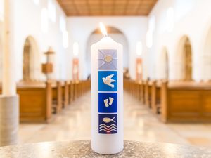Taufkerze in einer Kirche