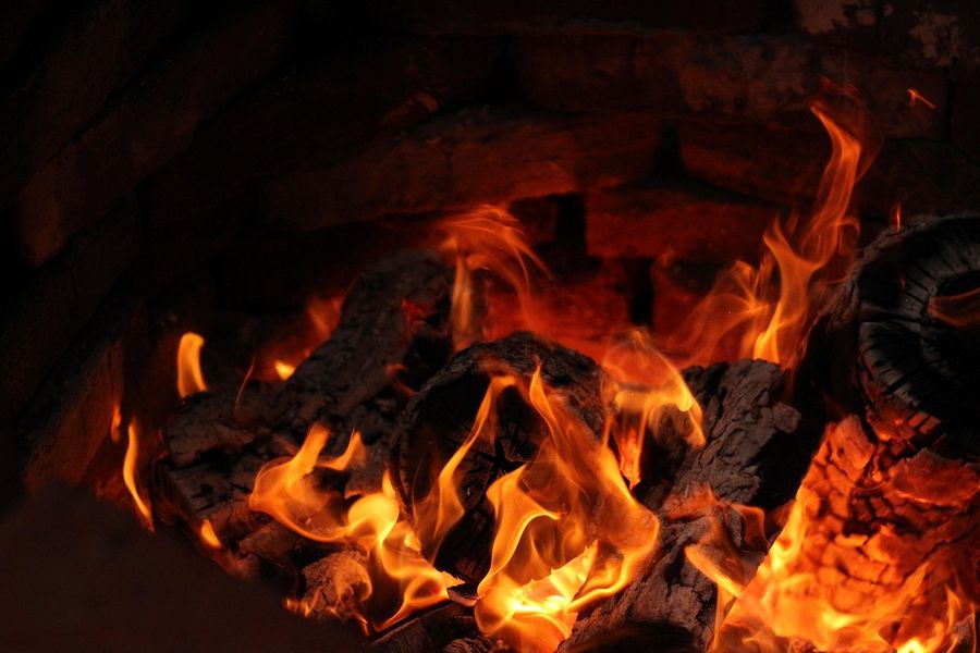 Bild von einem Feuer mit Holzscheiten
