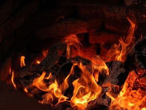 Bild von einem Feuer mit Holzscheiten