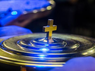 Gefäß mit Kreuz und blauem Licht Gefäß mit Kreuz und blauem Licht